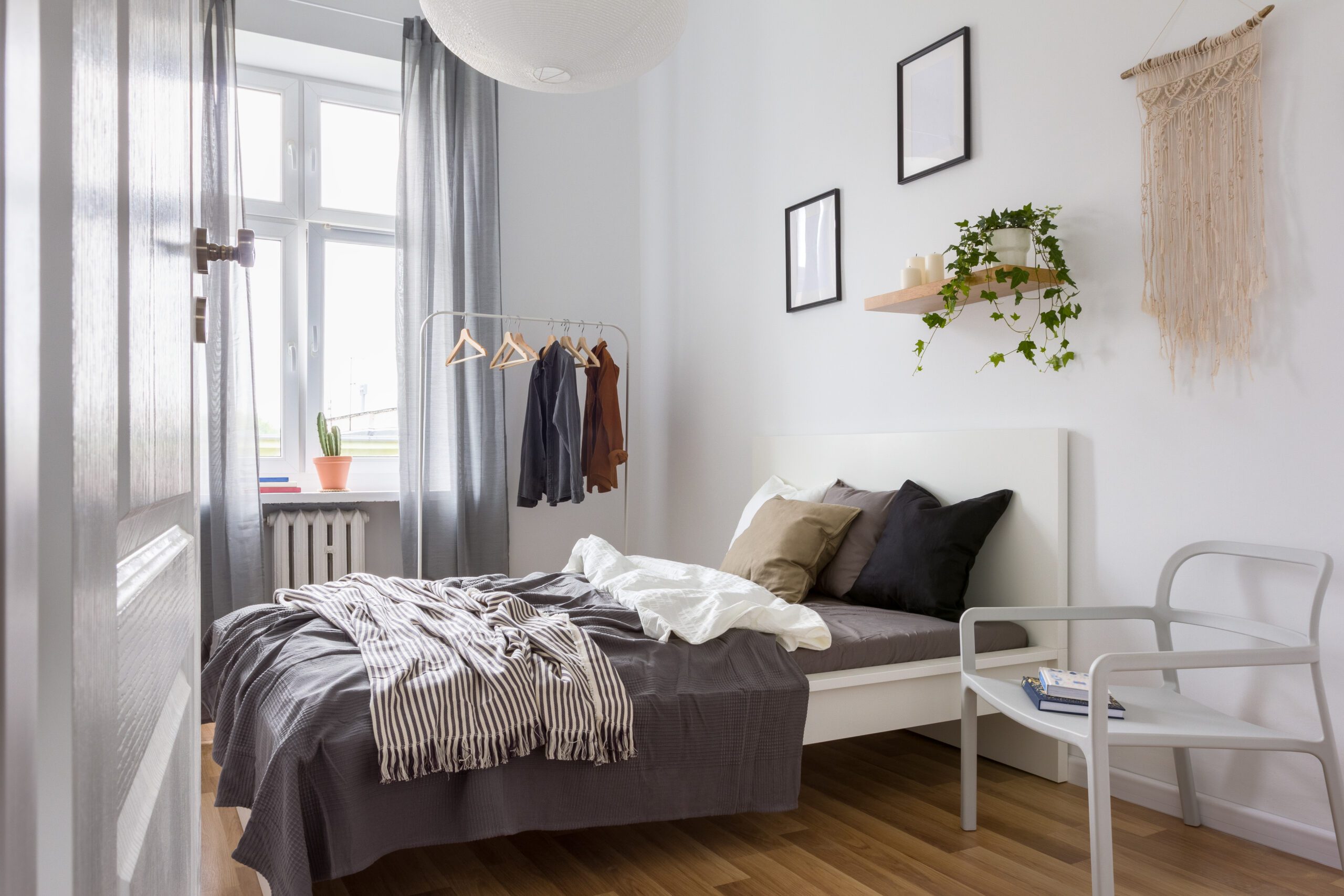 12 inspiring small apartment bedroom decorating ideas