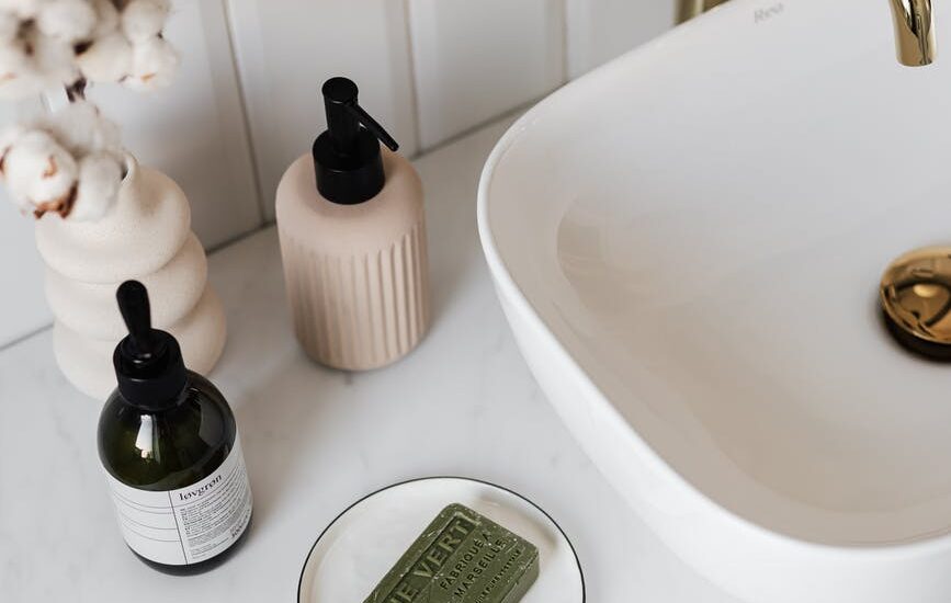 10 genius small apartment bathroom decor ideas experts don’t want you to know