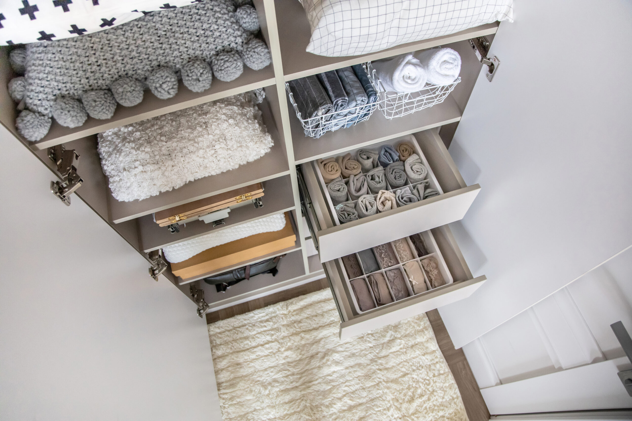 Small apartment closet organization: 12 insanely helpful ideas