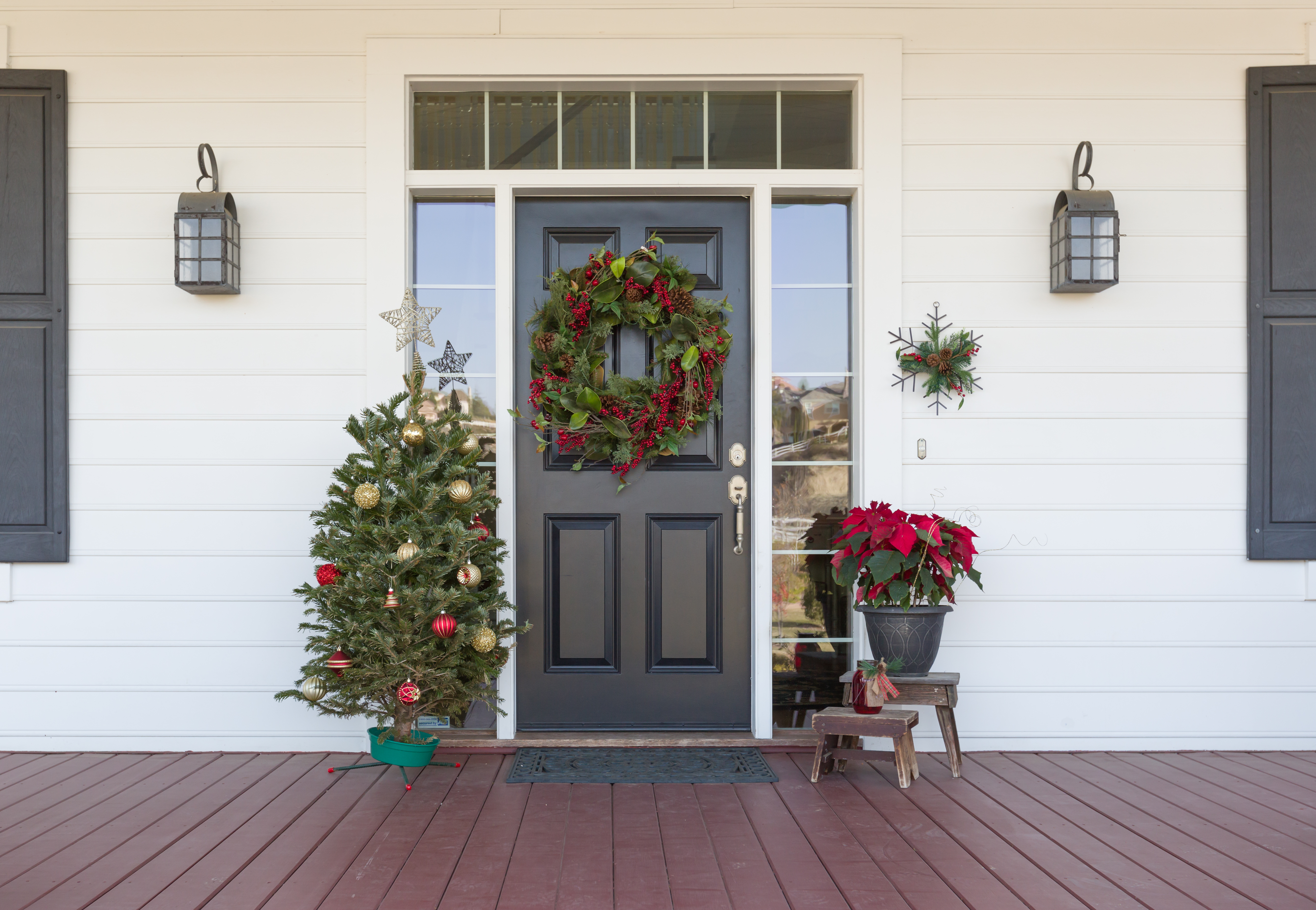 15 Cute & Easily Reversible Apartment Door Decorating Ideas for Christmas