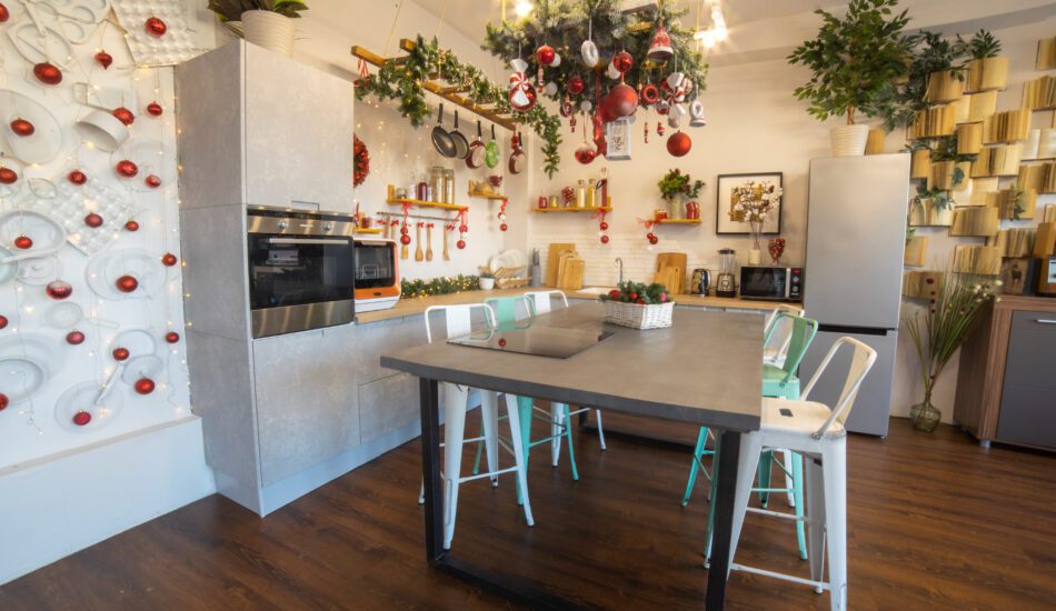 Christmas Decor for Apartment Kitchen: 18 Festive Ideas that Are Damage-Free!