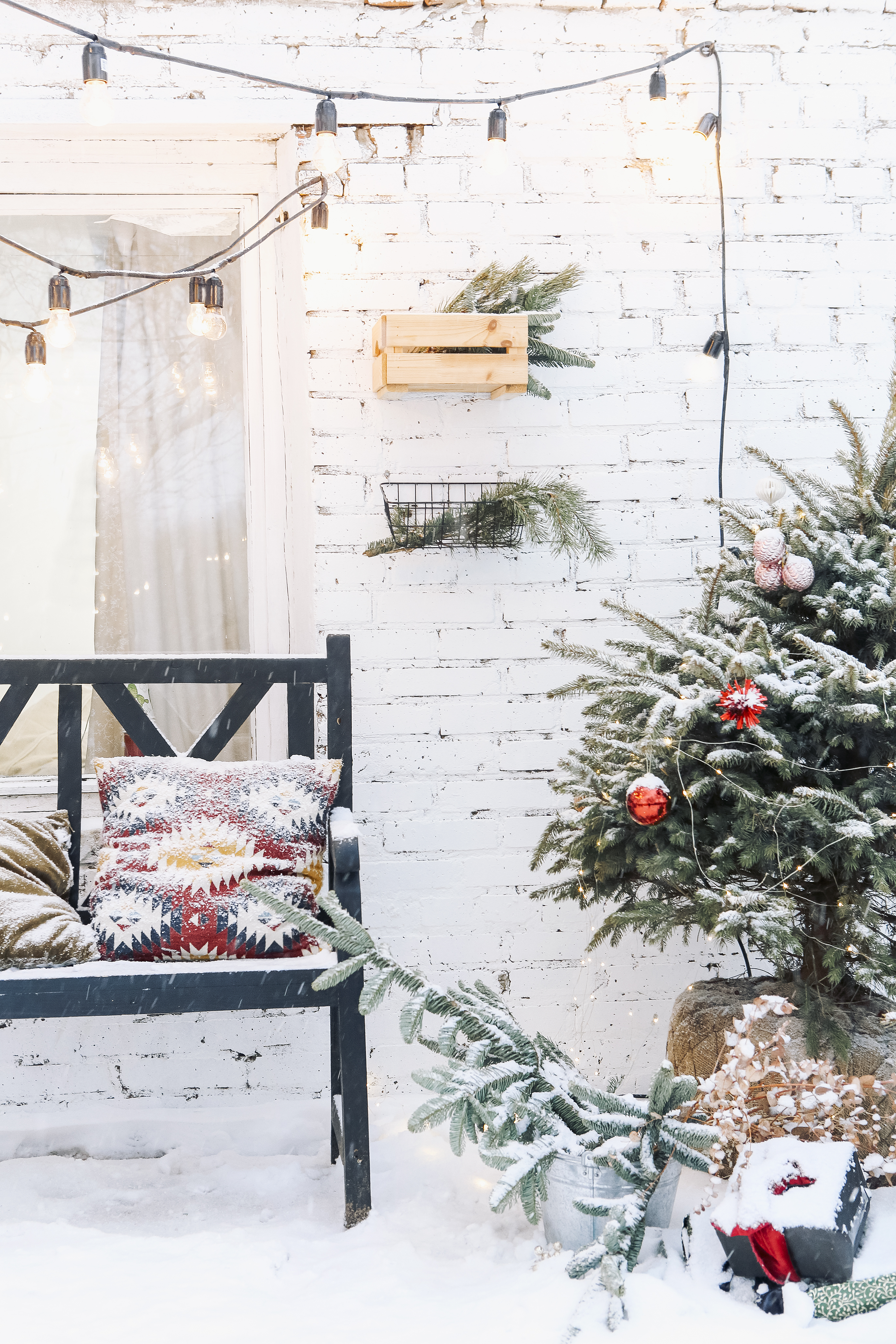 how to decorate an apartment balcony for christmas